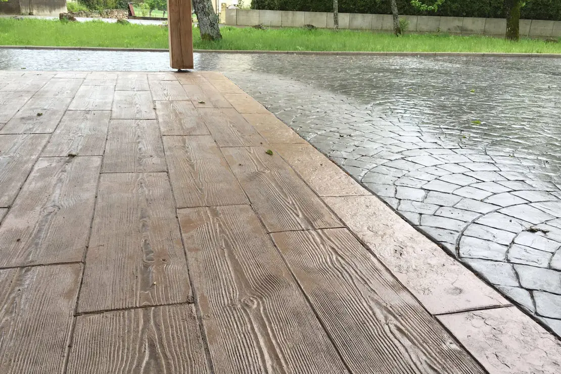 Simulación de madera con hormigón impreso en la zona posterior de una vivienda.